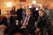 Interessiert verfolgen Oberst Otto Dirnberger (Dietrich Siegl, M.), Major Carl Ribarski (Stefan Jürgens, r.) und Boris Aljechin (Merab Ninidze, l) die Schachpartien während des Turniers (im Hintergrund Komparsen). Interessiert verfolgen Oberst Otto Dirnberger (Dietrich Siegl, M.), Major Carl Ribarski (Stefan Jürgens, r.) und Boris Aljechin (Merab Ninidze, l) die Schachpartien während des Turniers (im Hintergrund Komparsen).