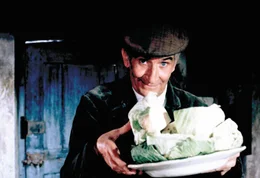 Bauer Claude (Louis de Funes) und sein buckeliger Nachbar Francis vertreiben sich die Zeit auf ihrem Bauernhof mit fr&ouml;hlichem Trinken von Wein und Pernod sowie dem Essen selbstgekochter Kohlsuppe.  +++ Die Verwendung des sendungsbezogenen Materials ist nur mit dem Hinweis und Verlinkung auf RTL+ gestattet. +++