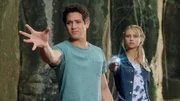 Zac (Chai Romruen, l.) und Lyla (Lucy Fry, r.) nutzen ihre Kräfte, um die Höhle zum Mondsee zu öffnen. Zac (Chai Romruen, l.) und Lyla (Lucy Fry, r.) nutzen ihre Kräfte, um die Höhle zum Mondsee zu öffnen.