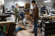Pathologin Atay (Sevda Polat, l.) kann den Ermittlern Hansen (Igor Jeftić, 2.v.l.) und Kaya (Baran Hêvî, 2.v.r.) sowie Polizeihauptmeister Mohr (Max Müller, r.) bereits am Tatort sagen, dass das Opfer (Komparse, M.) mit einem Polsterpilz getötet wurde. Pathologin Atay (Sevda Polat, l.) kann den Ermittlern Hansen (Igor Jeftić, 2.v.l.) und Kaya (Baran Hêvî, 2.v.r.) sowie Polizeihauptmeister Mohr (Max Müller, r.) bereits am Tatort sagen, dass das Opfer (Komparse, M.) mit einem Polsterpilz getötet wurde.