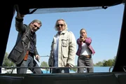 Leider kommt Major Carl Ribarski (Stefan Jürgens, l.) mit seinen Kollegen Oberstleutnant Helmuth Nowak (Gregor Seberg, M.) und Revierinspektorin Penny Lanz (Lilian Klebow, r.) zu spät. Auf einem kleinen Motorboot finden sie leider nur noch die Leiche des von ihnen gesuchten eventuellen Zeugen. Leider kommt Major Carl Ribarski (Stefan Jürgens, l.) mit seinen Kollegen Oberstleutnant Helmuth Nowak (Gregor Seberg, M.) und Revierinspektorin Penny Lanz (Lilian Klebow, r.) zu spät. Auf einem kleinen Motorboot finden sie leider nur noch die Leiche des von ihnen gesuchten eventuellen Zeugen.