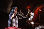 Der armenische Mönch Dimotheus (Graham Weir, l.) bei der Öffnung der Bundeslade in Axum. Der armenische Mönch Dimotheus (Graham Weir, l.) bei der Öffnung der Bundeslade in Axum.