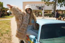 Gigi (Billie Lourd) bringt Hippie-Flair auf jede Party.