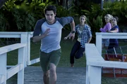 Zac (Chai Romruen) entkommt den Mädchen Lyla (Lucy Fry, M.), Nixie (Ivy Latimer, r.) und Sirena (Amy Ruffle, l.) und springt in der Vollmondnacht ins Meer. Er will zur Insel Mako. Zac (Chai Romruen) entkommt den Mädchen Lyla (Lucy Fry, M.), Nixie (Ivy Latimer, r.) und Sirena (Amy Ruffle, l.) und springt in der Vollmondnacht ins Meer. Er will zur Insel Mako.