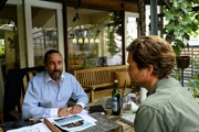 Was hat es mit dem Immobilienrenten-Modell auf sich, welches der Makler Hans-Georg Mahler (Dieter Landuris, l.) einer Opernsängerin vermittelt hat und ist der Deal sauber von statten gegangen? SOKO-Kommissar Jo Stoll (Peter Ketnath, r.) will es ganz genau wissen – die Opernsängerin wurde nämlich ermordet in ihrem Pool aufgefunden. Was hat es mit dem Immobilienrenten-Modell auf sich, welches der Makler Hans-Georg Mahler (Dieter Landuris, l.) einer Opernsängerin vermittelt hat und ist der Deal sauber von statten gegangen? SOKO-Kommissar Jo Stoll (Peter Ketnath, r.) will es ganz genau wissen – die Opernsängerin wurde nämlich ermordet in ihrem Pool aufgefunden.