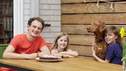 Julian ist zu Besuch bei Nele und Tom, sie sind beide gegen Nüsse allergisch und trainieren ihren Hund Jack, dass er für sie Nüsse erschnüffeln kann. Julian ist zu Besuch bei Nele und Tom, sie sind beide gegen Nüsse allergisch und trainieren ihren Hund Jack, dass er für sie Nüsse erschnüffeln kann.