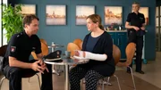 Melanie (Sanna Englund, r.) ist gerührt, wie Mattes (Matthias Schloo, l.) sich um seine ehemalige Lehrerin Barbara Weigand (Rebecca Immanuel, M.) kümmert. Melanie (Sanna Englund, r.) ist gerührt, wie Mattes (Matthias Schloo, l.) sich um seine ehemalige Lehrerin Barbara Weigand (Rebecca Immanuel, M.) kümmert.
