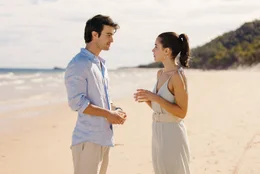 Prinz Alexander (Mitchell Bourke) und Olivia (Rhiannon Fish) unterhalten sich am Strand  +++ Die Verwendung des sendungsbezogenen Materials ist nur mit dem Hinweis und Verlinkung auf RTL+ gestattet. +++