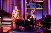 Karneval-Spezial: Moderator Kai Pflaume (l.) mit Rateteam-Kapit&auml;n Elton (r.) und dem Kabarettist und Schauspieler Norbert Neugirg (M.).