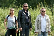 Major Carl Ribarski (Stefan Jürgens, M.), seine Kollegin Revierinspektorin Penny Lanz (Lilian Klebow) und sein Kollege Oberstleutnant Helmuth Nowak (Gregor Seberg) sehen sich am Fundort der Leiche genauestens um. Major Carl Ribarski (Stefan Jürgens, M.), seine Kollegin Revierinspektorin Penny Lanz (Lilian Klebow) und sein Kollege Oberstleutnant Helmuth Nowak (Gregor Seberg) sehen sich am Fundort der Leiche genauestens um.
