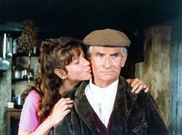 Der Au&szlig;erirdische ist so dankbar f&uuml;r die Kohlsuppe, dass er Claude (Louis de Funes) einen Wunsch erf&uuml;llt: Er holt seine vor zehn Jahren verstorbene Gattin Francine ins Leben zur&uuml;ck. Jedoch richtet sich der Au&szlig;erirdische nach einem Bild, auf dem Francine (Christine Dejoux) etwa 20 Jahre alt ist. So folgt der ersten Freude schnell die Ern&uuml;chterung.  +++ Die Verwendung des sendungsbezogenen Materials ist nur mit dem Hinweis und Verlinkung auf RTL+ gestattet. +++