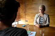 Ist die Bankangestellte Frauke Baumgartner (Jeanette Biedermann, r.) Opfer und Täterin zugleich? Bei den Ermittlungen eines rätselhaften Tötungsdelikts stößt das SOKO-Team auf einen digitalen Identitätsdiebstahl. Baumgartner ist eine der Geschädigten, doch Kriminalkommissar Jo Stoll (Peter Ketnath, l.) will wissen, ob sie auch etwas mit dem Mord zu tun hat. Ist die Bankangestellte Frauke Baumgartner (Jeanette Biedermann, r.) Opfer und Täterin zugleich? Bei den Ermittlungen eines rätselhaften Tötungsdelikts stößt das SOKO-Team auf einen digitalen Identitätsdiebstahl. Baumgartner ist eine der Geschädigten, doch Kriminalkommissar Jo Stoll (Peter Ketnath, l.) will wissen, ob sie auch etwas mit dem Mord zu tun hat.