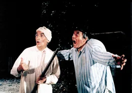 Claude (Louis de Funes, li.) wird von einem merkw&uuml;rdigen Ger&auml;usch aufgeweckt. Sofort macht er sich auf den Weg zu seinem Nachbarn (Jean Carmet), mit dem er gemeinsam Ursachenforschung betreiben will.  +++ Die Verwendung des sendungsbezogenen Materials ist nur mit dem Hinweis und Verlinkung auf RTL+ gestattet. +++