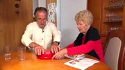 Ingrid und Otto Kneidinger testen den "Shred Machine Fleischwolf". Ingrid und Otto Kneidinger testen den "Shred Machine Fleischwolf".