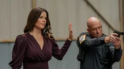 Die Lage spitzt sich bei der &Uuml;bergabe der Lieferung zu: Bill (Matthew Rimmer) zieht die Waffe, Raven (Neve Campbell) schreitet ein &ndash; h&auml;lt sie an dem Deal mit John fest?