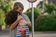 Leanne Fitz-Amobi (Anna Maxwell Martin) und Josh (Kamari Loyd) k&ouml;nnen nicht fassen, was geschehen ist. Ist das eine Folge der Ermittlungen?