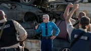 Agent Stone (Thomas Haden Church) schart seine Gefolgsleute (Komparsen) um sich und ruft mit fanatischem Eifer zum Kampf auf – für ein Gesetz, das keine Gnade kennt. Agent Stone (Thomas Haden Church) schart seine Gefolgsleute (Komparsen) um sich und ruft mit fanatischem Eifer zum Kampf auf – für ein Gesetz, das keine Gnade kennt.