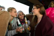 Julia (Jenny Bach, l.), Raquel (Yara Hassan, M.) und Toni (Michele Fichtner) stoßen auf der Rückfahrt im Bus auf ihre erfolgreichen Prüfungen an. Julia (Jenny Bach, l.), Raquel (Yara Hassan, M.) und Toni (Michele Fichtner) stoßen auf der Rückfahrt im Bus auf ihre erfolgreichen Prüfungen an.