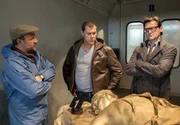 Finn Kiesewetter (Sven Martinek, M.), Lars Englen (Ingo Naujoks, r.) und der Pathologe Dr. Stahl (Christoph Tomanek, l.) stehen vor einem Rätsel. Welches Motiv hatte der Täter, die Geschäftsführerin einer Lackfabrik zu töten und mit goldener Farbe zu besprühen? Finn Kiesewetter (Sven Martinek, M.), Lars Englen (Ingo Naujoks, r.) und der Pathologe Dr. Stahl (Christoph Tomanek, l.) stehen vor einem Rätsel. Welches Motiv hatte der Täter, die Geschäftsführerin einer Lackfabrik zu töten und mit goldener Farbe zu besprühen?