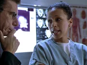 Dr. Warner (Tamara Tunie, re.) erkl&auml;rt Munch (Richard Belzer, li.) und Fin wie der S&auml;ugling zu tode kam.