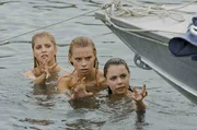 Sirena (Amy Ruffle, l.), Lyla (Lucy Fry, M.) und Nixie (Ivy Latimer, r.) nutzen ihre Kräfte gegen Zac (Chai Romruen). Sirena (Amy Ruffle, l.), Lyla (Lucy Fry, M.) und Nixie (Ivy Latimer, r.) nutzen ihre Kräfte gegen Zac (Chai Romruen).