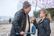 ARD HEITER BIS TÖDLICH - MORDEN IM NORDEN, III. Staffel der Krimiserie am Vorabend mit 8 neuen Folgen, Folge 33 "Der letzte Drink" am Dienstag (18.03.14) um 18.50 Uhr im Ersten. Die 19-jährige Coco wurde tot am Strand aufgefunden. Schroeter (Veit Stübner, l.) und Sandra Schwartenbeck (Marie-Luise Schramm, r.) suchen im Sand nach ihrem Handy. ARD HEITER BIS TÖDLICH - MORDEN IM NORDEN, III. Staffel der Krimiserie am Vorabend mit 8 neuen Folgen, Folge 33 "Der letzte Drink" am Dienstag (18.03.14) um 18.50 Uhr im Ersten. Die 19-jährige Coco wurde tot am Strand aufgefunden. Schroeter (Veit Stübner, l.) und Sandra Schwartenbeck (Marie-Luise Schramm, r.) suchen im Sand nach ihrem Handy.