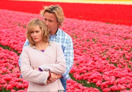 Annas (Gesine Cukrowski) Freund Ed (Daan Schuurmans) hat eine neue Tulpensorte gez&uuml;chtet.