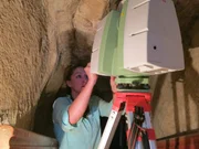 Meidum, Ägypten - Caitlin Stevens programmiert den Leica C10 Scanner in der Grabkammer der Meidum-Pyramide. Meidum, Ägypten - Caitlin Stevens programmiert den Leica C10 Scanner in der Grabkammer der Meidum-Pyramide.