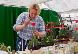 Ed (Daan Schuurmans) z&uuml;chtet eine neue Tulpensorte.