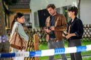 Die türkisch-stämmige Ärztin Dr. Aylin Lorenz berichtet Nele Becker und Jo Stoll, bei einem außerplanmäßigen Hausbesuch ihren Patienten erschossen in der Wohnung aufgefunden zu haben. Die türkisch-stämmige Ärztin Dr. Aylin Lorenz berichtet Nele Becker und Jo Stoll, bei einem außerplanmäßigen Hausbesuch ihren Patienten erschossen in der Wohnung aufgefunden zu haben.