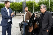 Im Rahmen der Ermittlungen befragen die Kommissare Hansen (Igor Jeftić, l.) und Kaya (Baran Hêvî, M.) den Institutsleiter Dr. Steinäcker (Johannes Silberschneider, r.) vor dessen Firma. Im Rahmen der Ermittlungen befragen die Kommissare Hansen (Igor Jeftić, l.) und Kaya (Baran Hêvî, M.) den Institutsleiter Dr. Steinäcker (Johannes Silberschneider, r.) vor dessen Firma.