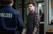 Mark (Timmi Trinks, l.) und Jäger befragen Alexander Luzak (Alexey Ekimov, r.). Mark (Timmi Trinks, l.) und Jäger befragen Alexander Luzak (Alexey Ekimov, r.).