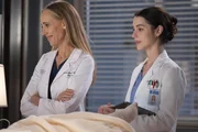 Nehmen sich Zeit f&uuml;r einen Patienten, v.li.: Kim Raver als Dr. Teddy Altman, Adelaide Kane als Dr. Jules Millin
