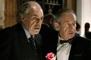 Der Staranwalt Reto Zanger (Robert Hunger‐Bühler) steckt Borchert (Christian Kohlund) Insider-Wissen. Der Staranwalt Reto Zanger (Robert Hunger‐Bühler) steckt Borchert (Christian Kohlund) Insider-Wissen.