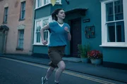 In einem Hotel macht Pip (Emma Myers) eine schreckliche Entdeckung, die ihr Leben aus der Bahn werfen könnte. Doch auch sie kann vor der Wahrheit nicht davon rennen. In einem Hotel macht Pip (Emma Myers) eine schreckliche Entdeckung, die ihr Leben aus der Bahn werfen könnte. Doch auch sie kann vor der Wahrheit nicht davon rennen.