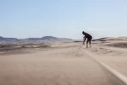 Zacharias Lewala (Wiseman Sithole) entdeckt beim Säubern der Gleise in der Wüste Namib den ersten Diamanten. Zacharias Lewala (Wiseman Sithole) entdeckt beim Säubern der Gleise in der Wüste Namib den ersten Diamanten.
