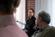 Lukas Wagner (Ludwig Trepte) lässt deutlich erkennen, dass er Zweifel an der Aussage des Befragten Daniel König (Matthias Lier, links) und seines Anwalts (Martin Plass, rechts) hat. Lukas Wagner (Ludwig Trepte) lässt deutlich erkennen, dass er Zweifel an der Aussage des Befragten Daniel König (Matthias Lier, links) und seines Anwalts (Martin Plass, rechts) hat.