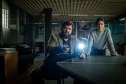 Ela (Cosima Henman) und Behringer (Antoine Monot) schauen sich das Video der &Uuml;berwachungskamera an und entdecken etwas. Behringer erkennt, dass der Fuchs in die Kamera schaut und wissen muss, wo die angebracht ist.