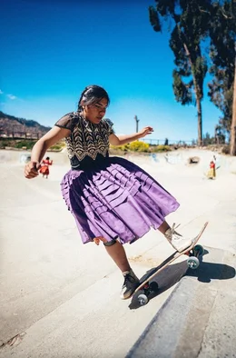 Mit ihren Pollera-R&ouml;cken auf Skateboards kratzen die &bdquo;Warmis sobre Ruedas&ldquo; am Klischee der Cholita als sich aufopfernde Mutter und harte Arbeiterin ohne Zeit f&uuml;r sich selbst.