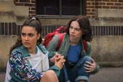 Bei ihren Ermittlungen bekommt Pip (Emma Myers, r.) Unterstützung von ihrer Freundin Cara (Asha Banks, l.). Sie behalten die Verdächtigen fest im Blick. Bei ihren Ermittlungen bekommt Pip (Emma Myers, r.) Unterstützung von ihrer Freundin Cara (Asha Banks, l.). Sie behalten die Verdächtigen fest im Blick.