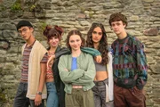 Pip (Emma Myers, M.) kann sich immer auf auf ihre Freunde Zach (Raiko Gohora, l.), Lauren (Yali Topol Margalith, 2.v.l.), Cara (Asha Banks, 2.v.r.) und Connor (Jude Morgan-Collie, r.) verlassen. Pip (Emma Myers, M.) kann sich immer auf auf ihre Freunde Zach (Raiko Gohora, l.), Lauren (Yali Topol Margalith, 2.v.l.), Cara (Asha Banks, 2.v.r.) und Connor (Jude Morgan-Collie, r.) verlassen.