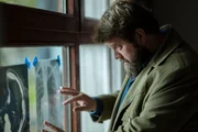 Behringer (Antoine Monot) betrachtet das R&ouml;ntgenbild der Leiche und denkt nach.