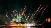 Die Kölner Lichter sind das größte musiksynchrone Höhenfeuerwerk Europas. Motto: "Die magische Schule des Feuerwerks". Stimmung am Rheinufer, das traditionelle Ruderrennen, live auf die MS Ruhr zu Cheffeuerwerker Georg Alef und Übertragung der 21. Kölner Lichter. Die Kölner Lichter sind das größte musiksynchrone Höhenfeuerwerk Europas. Motto: "Die magische Schule des Feuerwerks". Stimmung am Rheinufer, das traditionelle Ruderrennen, live auf die MS Ruhr zu Cheffeuerwerker Georg Alef und Übertragung der 21. Kölner Lichter.