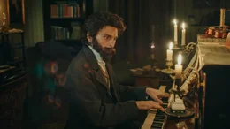 Reenactment &ndash; Georges Bizet komponierend am Klavier.