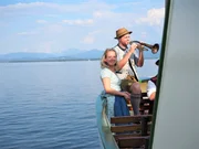 De boarische Bris' mit Moderatorin Susanne Wiesner (links) auf dem Chiemsee.