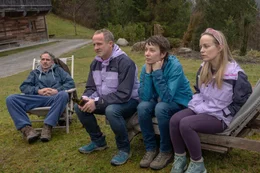 Endlich sind die Besetzer weg, doch die Luft ist raus: Edwin (Felix Hellmann, l.),  Pascal (Maximilian Br&uuml;ckner, 2.v.l.), Juliane (Julia Koschitz, 2.v.r.) und Paula (Friederike Kempter, r.) h&auml;ngen ihren eigenen Gedanken nach.
