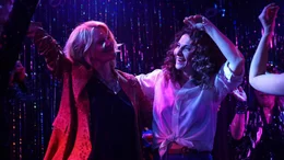 Dr. Marie Theres Wallner (Caroline Peters, links) und Fa Safir (Proschat Madani, rechts) tanzen in der Pussycat-Bar.