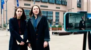 Magda (Barbara Krzoska) und Rose (Liz Kingsman) werden von Valentine beim Dreh ihres Videos überrascht. Magda (Barbara Krzoska) und Rose (Liz Kingsman) werden von Valentine beim Dreh ihres Videos überrascht.