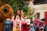 Samson, der Blaue, Riccardo Simonetti, Finchen, Elmo, Maus, Abby und Elin singen "Du bist gut so wie Du bist, es ist die Welt die noch von gestern ist". Samson, der Blaue, Riccardo Simonetti, Finchen, Elmo, Maus, Abby und Elin singen "Du bist gut so wie Du bist, es ist die Welt die noch von gestern ist".