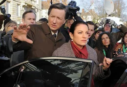 Ihr Assistent Paul (Martin Armknecht) versucht Victoria (Christine Neubauer) vor der sensationsgierigen Klatschpresse zu sch&uuml;tzen.